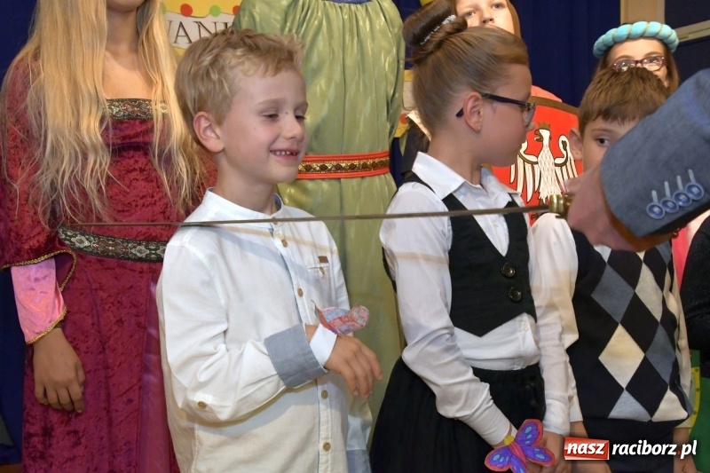 Zdjęcie w galerii na portalu naszraciborz.pl: Uroczyste pasowanie na ucznia w Szkole Podstawowej nr 18  wiadomości z regionu