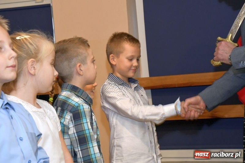 Zdjęcie w galerii na portalu naszraciborz.pl: Uroczyste pasowanie na ucznia w Szkole Podstawowej nr 18  wiadomości z regionu