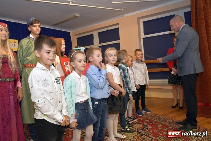 Zdjęcie w galerii na portalu naszraciborz.pl: Uroczyste pasowanie na ucznia w Szkole Podstawowej nr 18  wiadomości z regionu