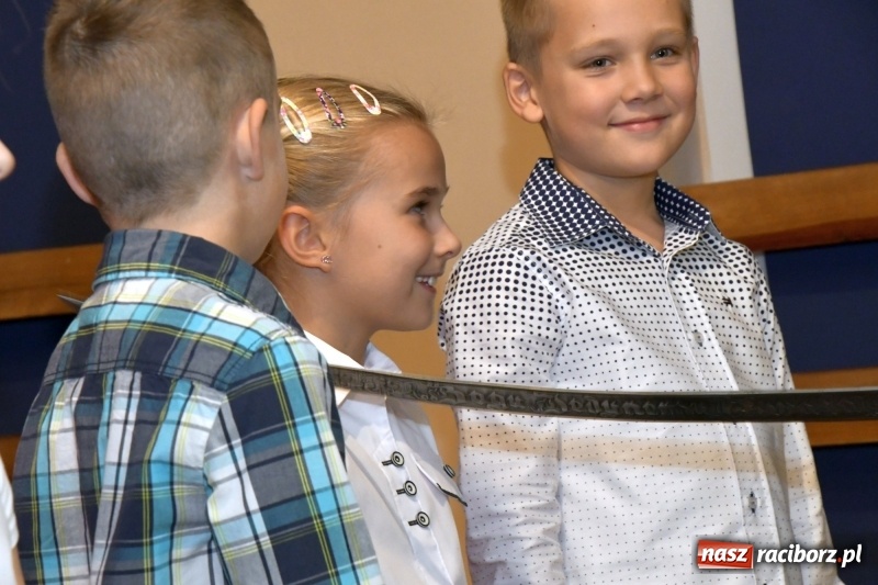 Zdjęcie w galerii na portalu naszraciborz.pl: Uroczyste pasowanie na ucznia w Szkole Podstawowej nr 18  wiadomości z regionu