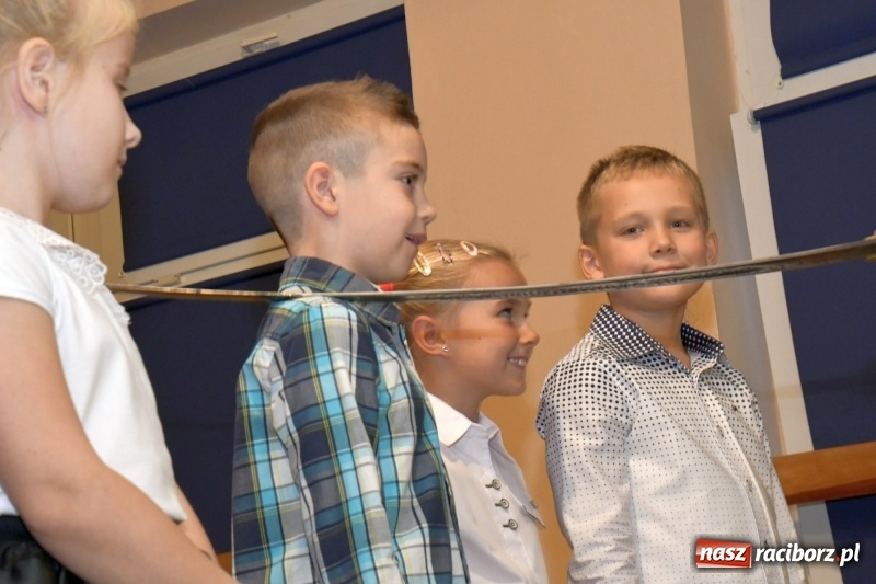 Zdjęcie w galerii na portalu naszraciborz.pl: Uroczyste pasowanie na ucznia w Szkole Podstawowej nr 18  wiadomości z regionu