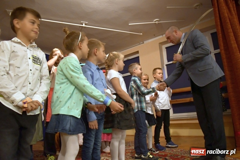 Zdjęcie w galerii na portalu naszraciborz.pl: Uroczyste pasowanie na ucznia w Szkole Podstawowej nr 18  wiadomości z regionu