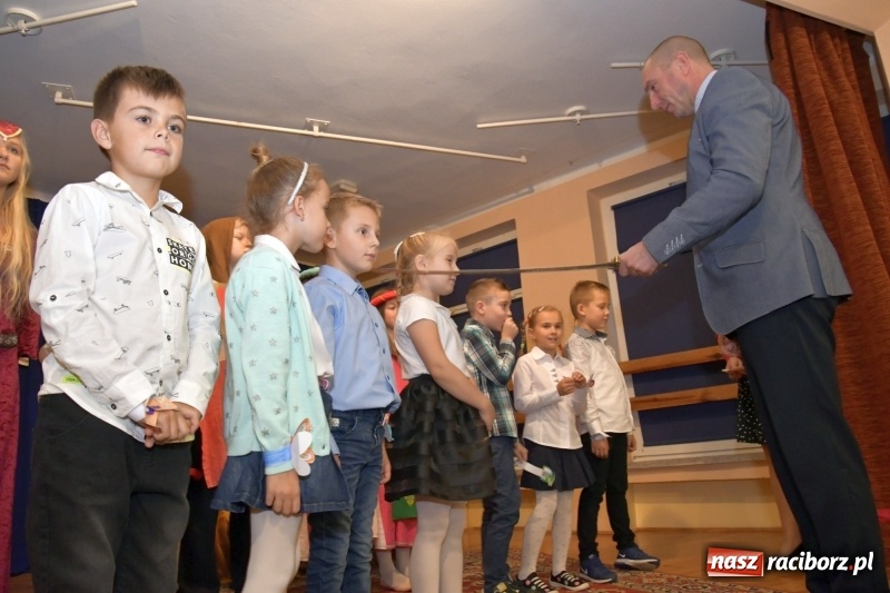 Zdjęcie w galerii na portalu naszraciborz.pl: Uroczyste pasowanie na ucznia w Szkole Podstawowej nr 18  wiadomości z regionu