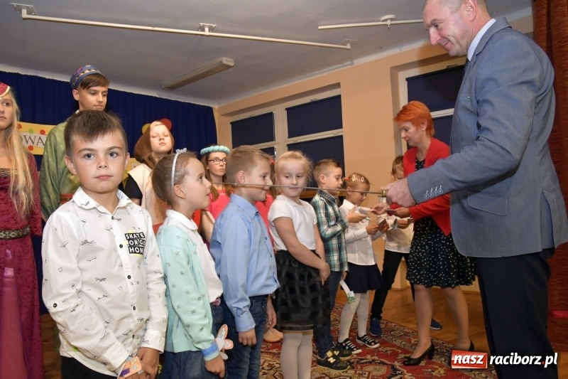 Zdjęcie w galerii na portalu naszraciborz.pl: Uroczyste pasowanie na ucznia w Szkole Podstawowej nr 18  wiadomości z regionu