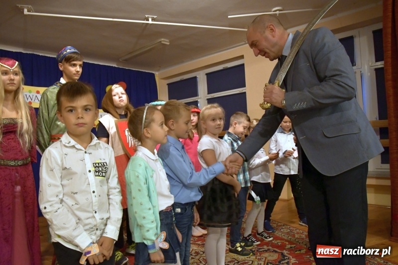 Zdjęcie w galerii na portalu naszraciborz.pl: Uroczyste pasowanie na ucznia w Szkole Podstawowej nr 18  wiadomości z regionu