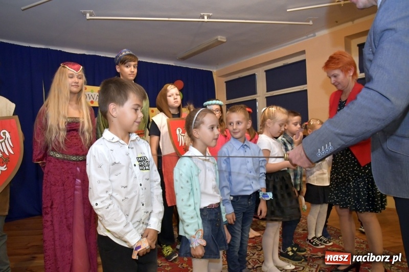 Zdjęcie w galerii na portalu naszraciborz.pl: Uroczyste pasowanie na ucznia w Szkole Podstawowej nr 18  wiadomości z regionu