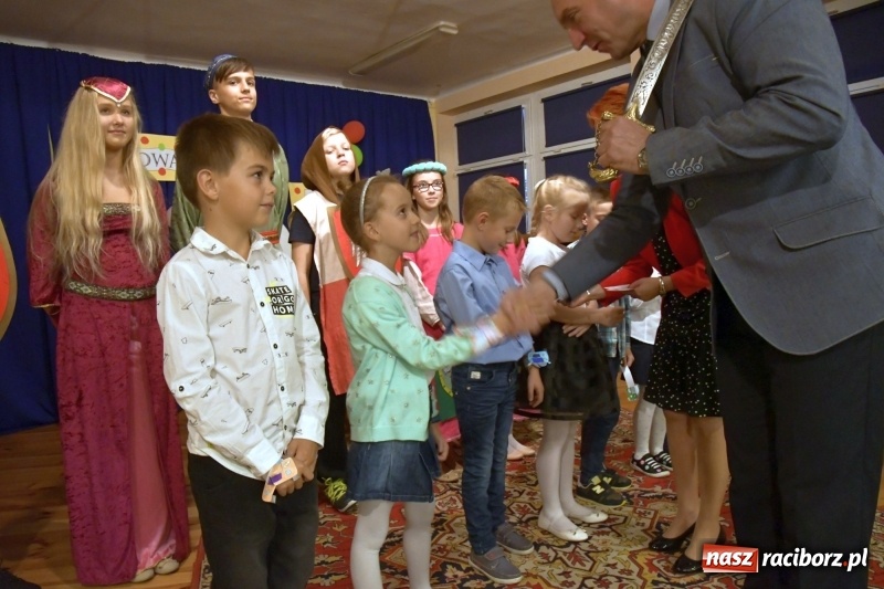 Zdjęcie w galerii na portalu naszraciborz.pl: Uroczyste pasowanie na ucznia w Szkole Podstawowej nr 18  wiadomości z regionu