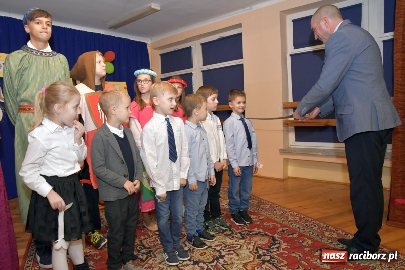 Zdjęcie w galerii na portalu naszraciborz.pl: Uroczyste pasowanie na ucznia w Szkole Podstawowej nr 18  wiadomości z regionu