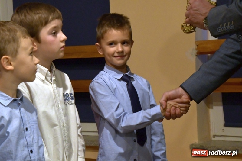 Zdjęcie w galerii na portalu naszraciborz.pl: Uroczyste pasowanie na ucznia w Szkole Podstawowej nr 18  wiadomości z regionu