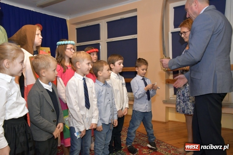 Zdjęcie w galerii na portalu naszraciborz.pl: Uroczyste pasowanie na ucznia w Szkole Podstawowej nr 18  wiadomości z regionu