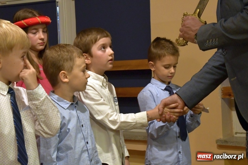 Zdjęcie w galerii na portalu naszraciborz.pl: Uroczyste pasowanie na ucznia w Szkole Podstawowej nr 18  wiadomości z regionu