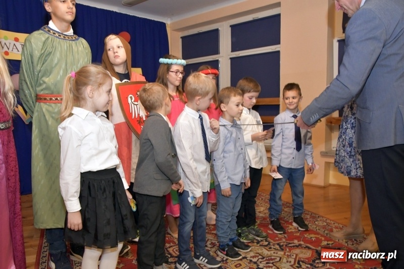 Zdjęcie w galerii na portalu naszraciborz.pl: Uroczyste pasowanie na ucznia w Szkole Podstawowej nr 18  wiadomości z regionu