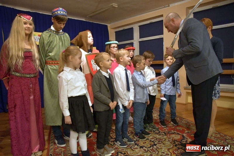 Zdjęcie w galerii na portalu naszraciborz.pl: Uroczyste pasowanie na ucznia w Szkole Podstawowej nr 18  wiadomości z regionu