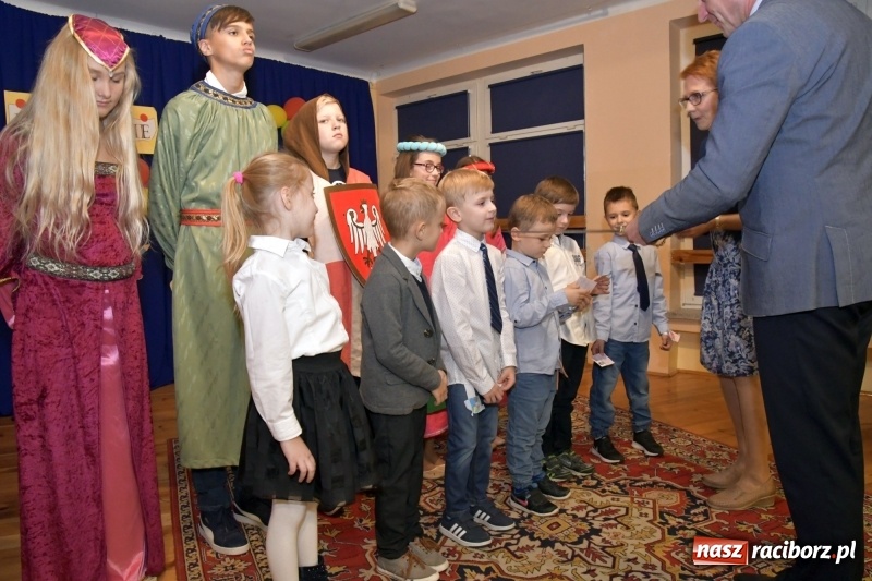 Zdjęcie w galerii na portalu naszraciborz.pl: Uroczyste pasowanie na ucznia w Szkole Podstawowej nr 18  wiadomości z regionu