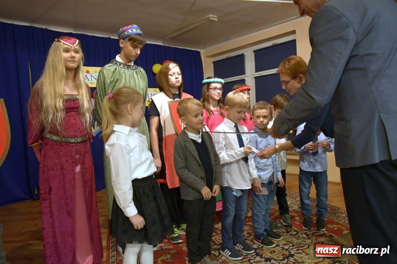 Zdjęcie w galerii na portalu naszraciborz.pl: Uroczyste pasowanie na ucznia w Szkole Podstawowej nr 18  wiadomości z regionu