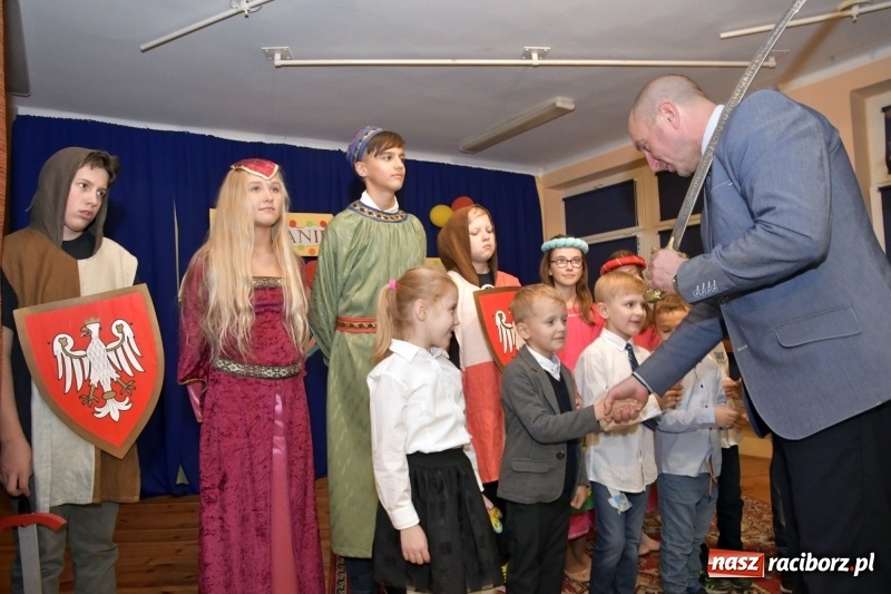 Zdjęcie w galerii na portalu naszraciborz.pl: Uroczyste pasowanie na ucznia w Szkole Podstawowej nr 18  wiadomości z regionu