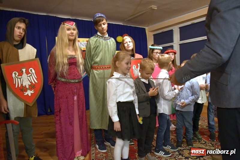 Zdjęcie w galerii na portalu naszraciborz.pl: Uroczyste pasowanie na ucznia w Szkole Podstawowej nr 18  wiadomości z regionu