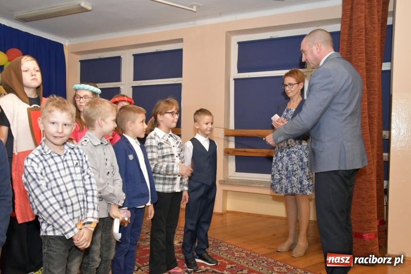 Zdjęcie w galerii na portalu naszraciborz.pl: Uroczyste pasowanie na ucznia w Szkole Podstawowej nr 18  wiadomości z regionu