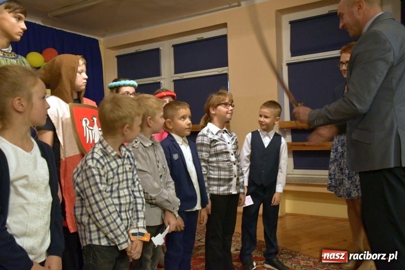 Zdjęcie w galerii na portalu naszraciborz.pl: Uroczyste pasowanie na ucznia w Szkole Podstawowej nr 18  wiadomości z regionu