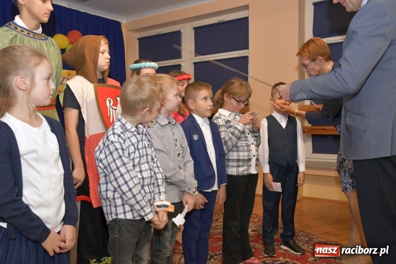 Zdjęcie w galerii na portalu naszraciborz.pl: Uroczyste pasowanie na ucznia w Szkole Podstawowej nr 18  wiadomości z regionu