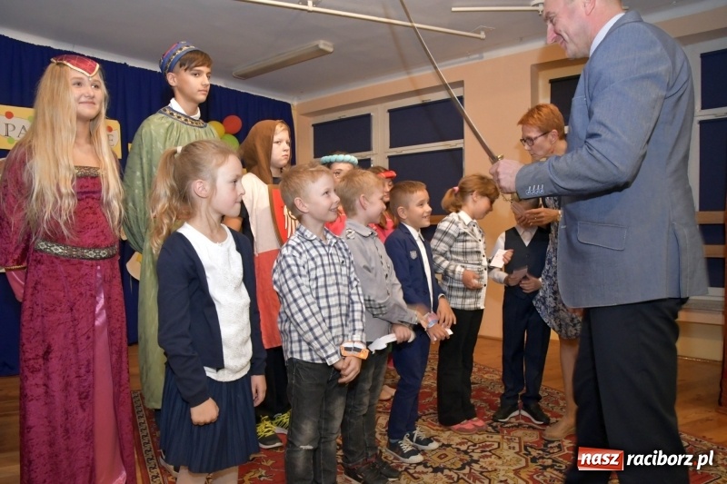 Zdjęcie w galerii na portalu naszraciborz.pl: Uroczyste pasowanie na ucznia w Szkole Podstawowej nr 18  wiadomości z regionu