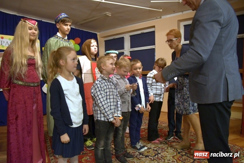 Zdjęcie w galerii na portalu naszraciborz.pl: Uroczyste pasowanie na ucznia w Szkole Podstawowej nr 18  wiadomości z regionu