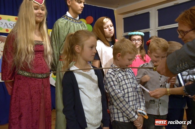 Zdjęcie w galerii na portalu naszraciborz.pl: Uroczyste pasowanie na ucznia w Szkole Podstawowej nr 18  wiadomości z regionu
