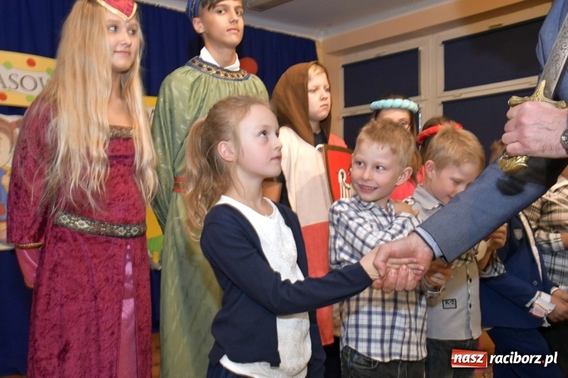 Zdjęcie w galerii na portalu naszraciborz.pl: Uroczyste pasowanie na ucznia w Szkole Podstawowej nr 18  wiadomości z regionu