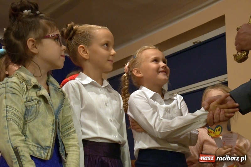 Zdjęcie w galerii na portalu naszraciborz.pl: Uroczyste pasowanie na ucznia w Szkole Podstawowej nr 18  wiadomości z regionu