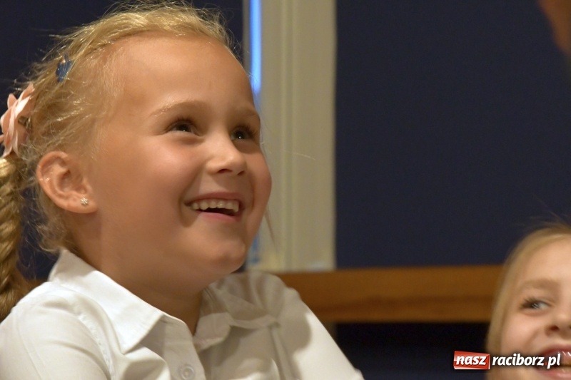 Zdjęcie w galerii na portalu naszraciborz.pl: Uroczyste pasowanie na ucznia w Szkole Podstawowej nr 18  wiadomości z regionu