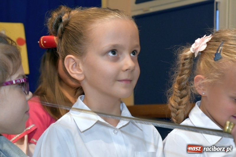 Zdjęcie w galerii na portalu naszraciborz.pl: Uroczyste pasowanie na ucznia w Szkole Podstawowej nr 18  wiadomości z regionu