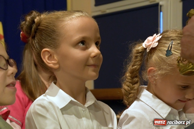 Zdjęcie w galerii na portalu naszraciborz.pl: Uroczyste pasowanie na ucznia w Szkole Podstawowej nr 18  wiadomości z regionu