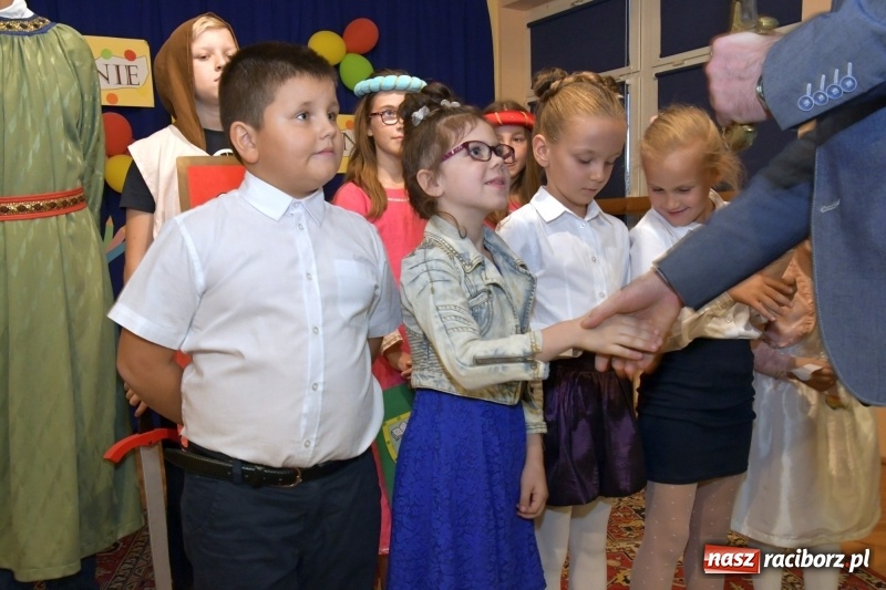 Zdjęcie w galerii na portalu naszraciborz.pl: Uroczyste pasowanie na ucznia w Szkole Podstawowej nr 18  wiadomości z regionu