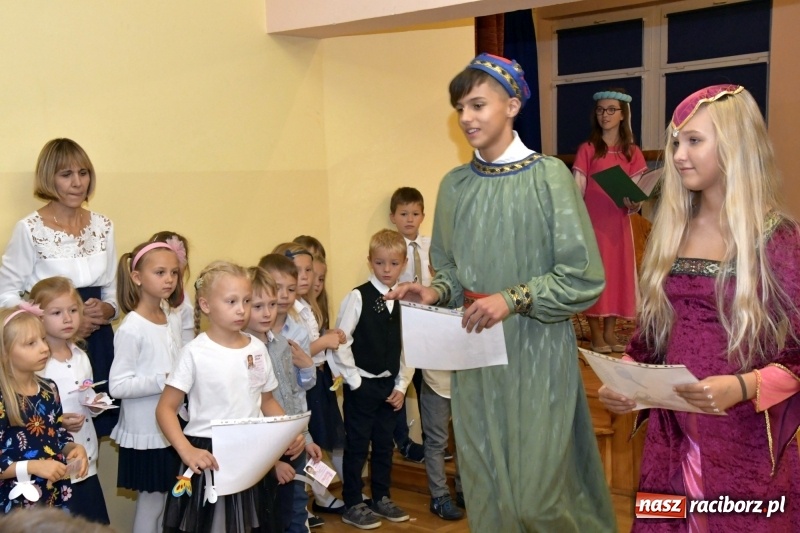 Zdjęcie w galerii na portalu naszraciborz.pl: Uroczyste pasowanie na ucznia w Szkole Podstawowej nr 18  wiadomości z regionu