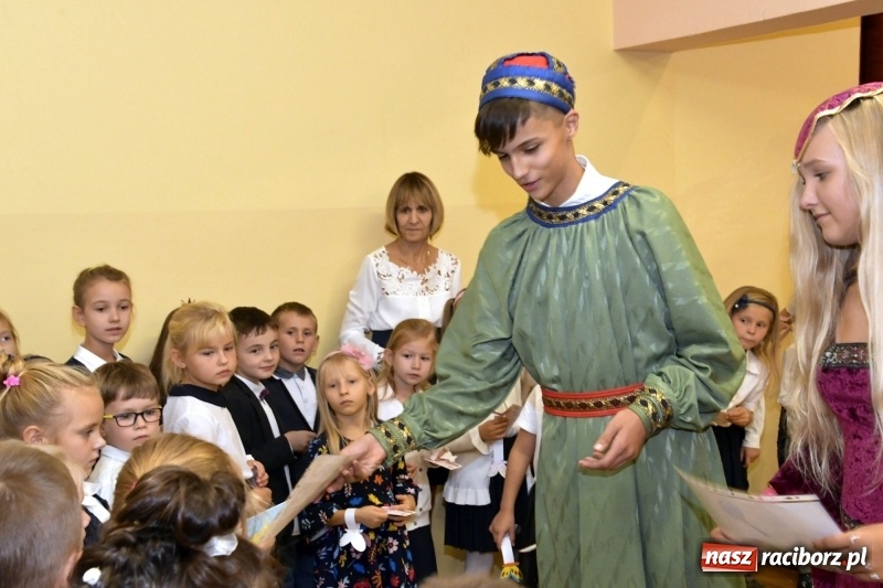 Zdjęcie w galerii na portalu naszraciborz.pl: Uroczyste pasowanie na ucznia w Szkole Podstawowej nr 18  wiadomości z regionu