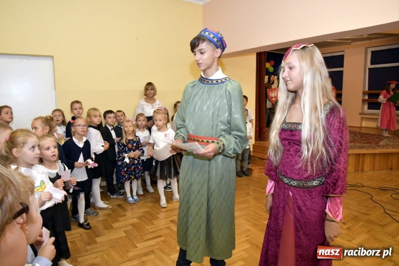 Zdjęcie w galerii na portalu naszraciborz.pl: Uroczyste pasowanie na ucznia w Szkole Podstawowej nr 18  wiadomości z regionu