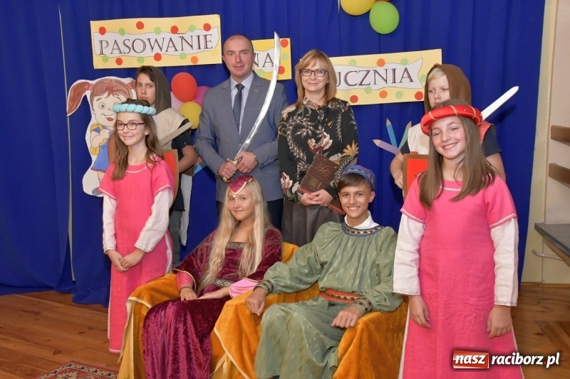 Zdjęcie w galerii na portalu naszraciborz.pl: Uroczyste pasowanie na ucznia w Szkole Podstawowej nr 18  wiadomości z regionu