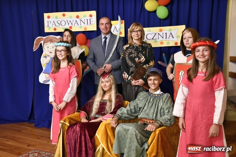 Zdjęcie w galerii na portalu naszraciborz.pl: Uroczyste pasowanie na ucznia w Szkole Podstawowej nr 18  wiadomości z regionu