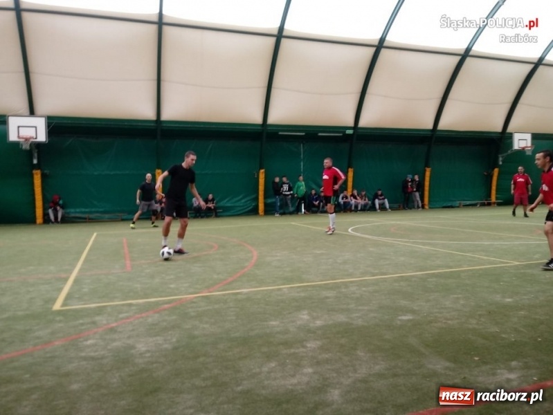 Zdjęcie w galerii na portalu naszraciborz.pl: Policjanci z Kuźni Raciborskiej zwycięzcami towarzyskiego turnieju piłki nożnej wiadomości z regionu