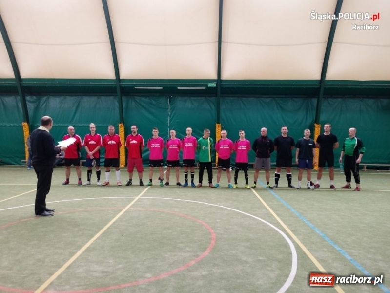 Zdjęcie w galerii na portalu naszraciborz.pl: Policjanci z Kuźni Raciborskiej zwycięzcami towarzyskiego turnieju piłki nożnej wiadomości z regionu