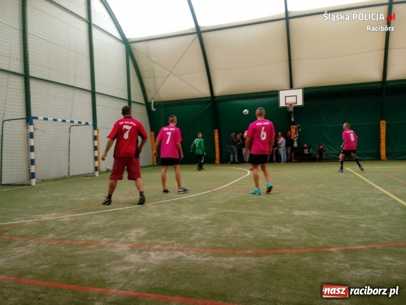 Zdjęcie w galerii na portalu naszraciborz.pl: Policjanci z Kuźni Raciborskiej zwycięzcami towarzyskiego turnieju piłki nożnej wiadomości z regionu