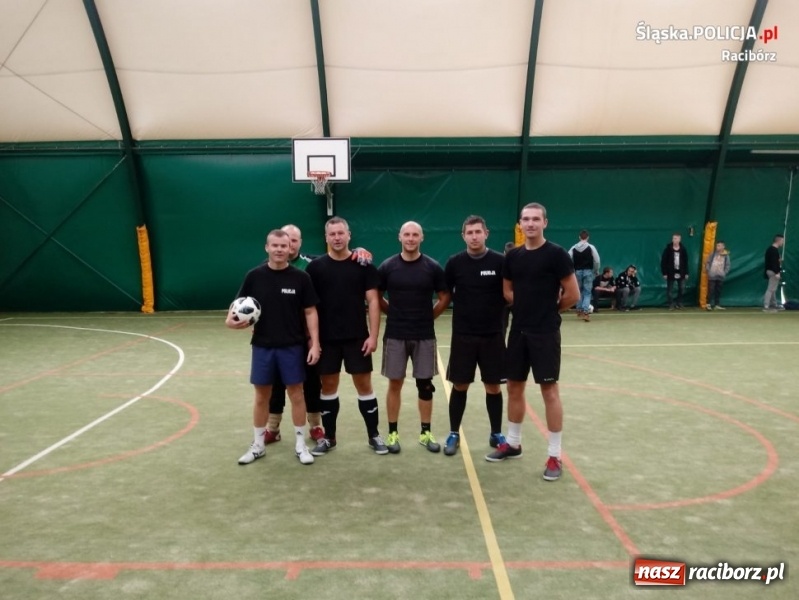 Zdjęcie w galerii na portalu naszraciborz.pl: Policjanci z Kuźni Raciborskiej zwycięzcami towarzyskiego turnieju piłki nożnej wiadomości z regionu