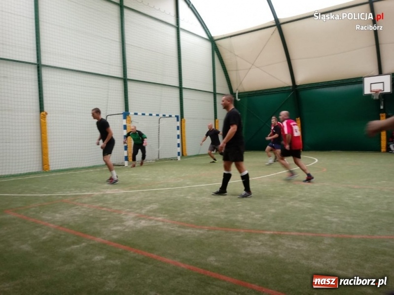 Zdjęcie w galerii na portalu naszraciborz.pl: Policjanci z Kuźni Raciborskiej zwycięzcami towarzyskiego turnieju piłki nożnej wiadomości z regionu