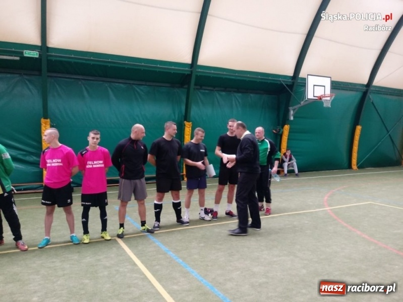 Zdjęcie w galerii na portalu naszraciborz.pl: Policjanci z Kuźni Raciborskiej zwycięzcami towarzyskiego turnieju piłki nożnej wiadomości z regionu