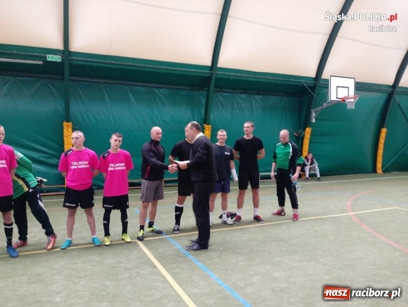 Zdjęcie w galerii na portalu naszraciborz.pl: Policjanci z Kuźni Raciborskiej zwycięzcami towarzyskiego turnieju piłki nożnej wiadomości z regionu