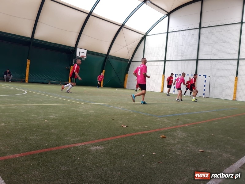 Zdjęcie w galerii na portalu naszraciborz.pl: Policjanci z Kuźni Raciborskiej zwycięzcami towarzyskiego turnieju piłki nożnej wiadomości z regionu