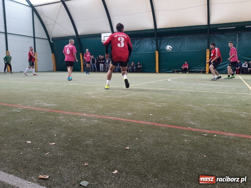 Zdjęcie w galerii na portalu naszraciborz.pl: Policjanci z Kuźni Raciborskiej zwycięzcami towarzyskiego turnieju piłki nożnej wiadomości z regionu