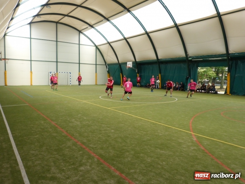 Zdjęcie w galerii na portalu naszraciborz.pl: Policjanci z Kuźni Raciborskiej zwycięzcami towarzyskiego turnieju piłki nożnej wiadomości z regionu