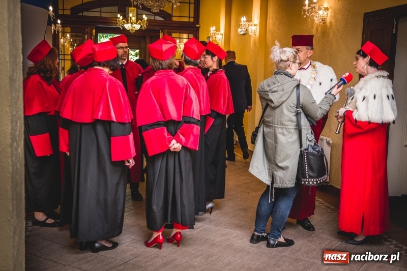 Zdjęcie w galerii na portalu naszraciborz.pl: Ozdobą Ojczyzny są ludzie wykształceni. Raciborska PWSZ uroczyście rozpoczęła rok akademicki  wiadomości z regionu
