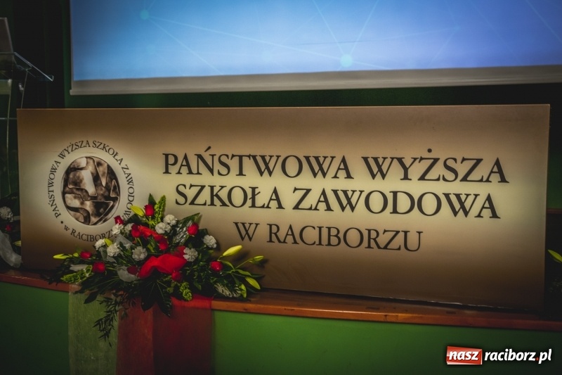 Zdjęcie w galerii na portalu naszraciborz.pl: Ozdobą Ojczyzny są ludzie wykształceni. Raciborska PWSZ uroczyście rozpoczęła rok akademicki  wiadomości z regionu
